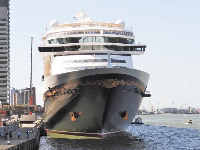 Disney Dream aan de Cruiser Terminal Rotterdam